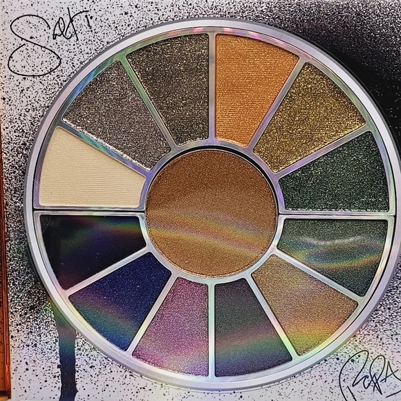 Milani x Salt-n-Pepa Very Necessary Eyeshadow & Highlighter Palette - Picture 3 of 6